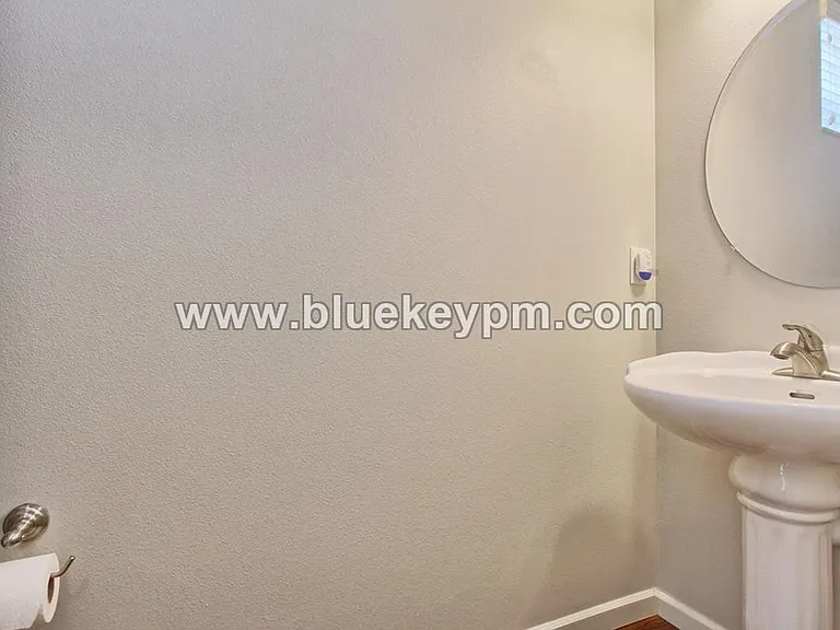 1200 SE Rasmussen Blvd — Photo 9