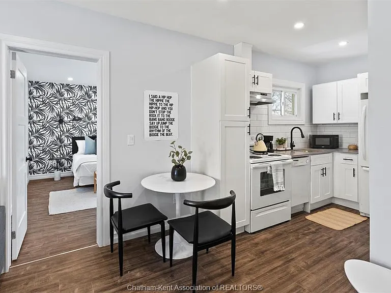 135 William St N #4 — Photo 2