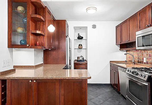 3rd image of 13 W 13th St APT 6BS