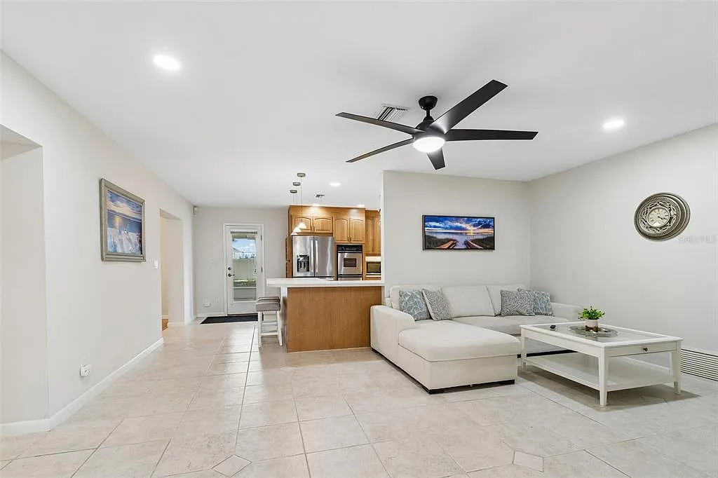 4 bed, 3.0 bath, 2561 sqft, $3,950 — Photo 2