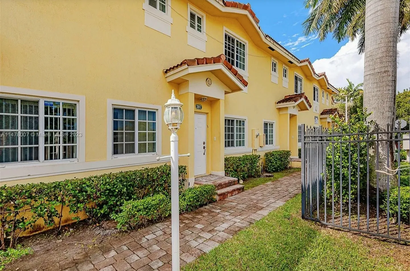 3 bed, 2.5 bath, 1340 sqft, $3,000 — Photo 2