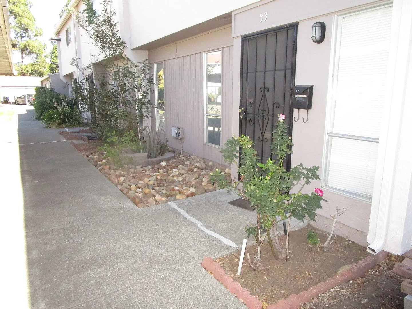 Move In Special Parkway Gardens Condos — Photo 1