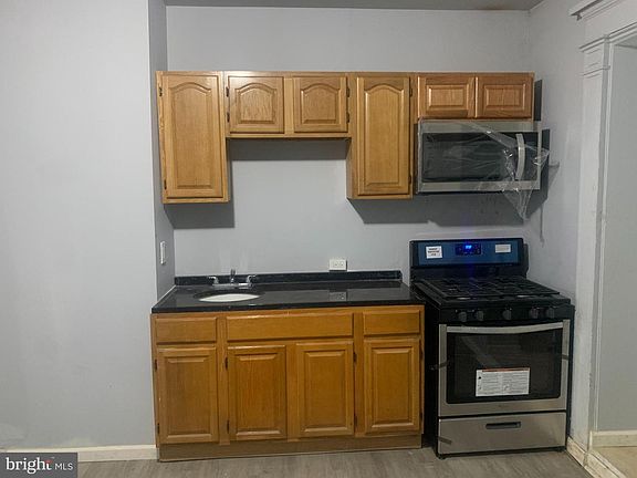 4th image of 2902 E Monument St