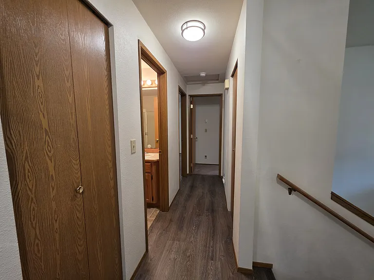 384 Selkirk Dr — Photo 12