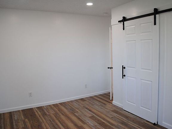 5th image of 110 Wood Ln