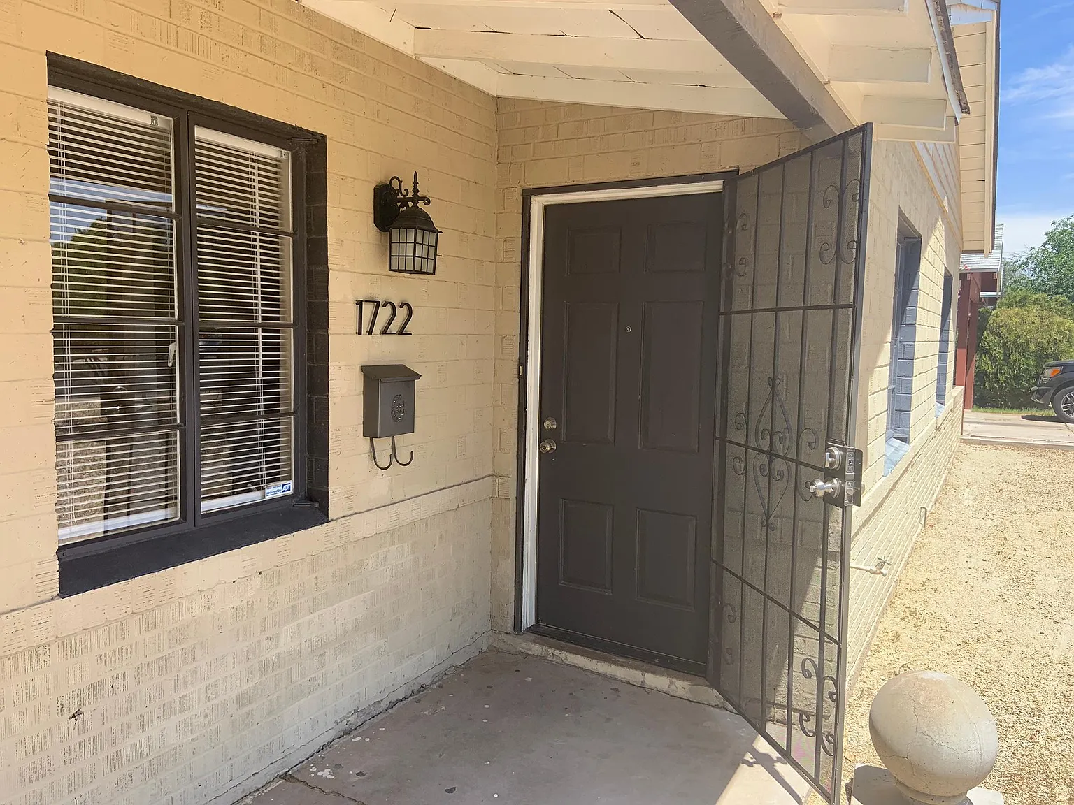 3 bed, 1250 sqft, $1,999 — Photo 2