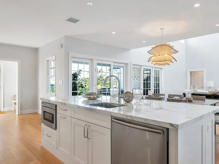 125 Dune Rd — Photo 15