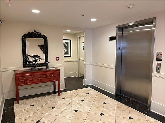 5th image of 700 S Peters St APT 405