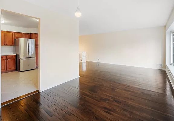 4th image of 29-12 Parsons Blvd