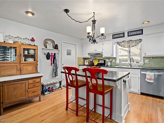 5th image of 807 Red Hill Dr