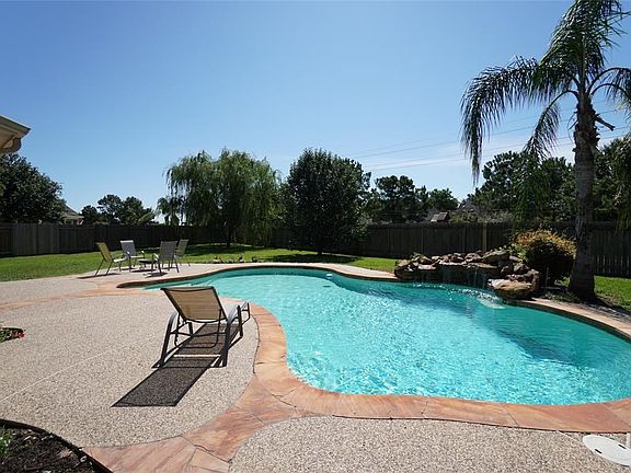 Very inviting pool!