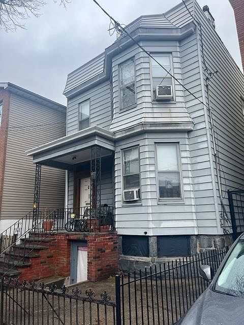 2nd image of 138 Grace St