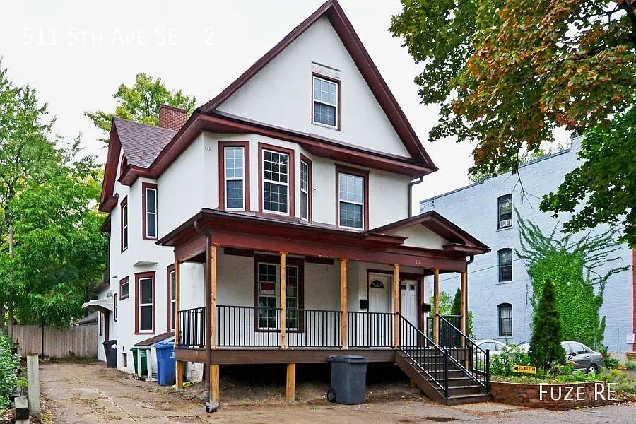 Spacious 6 Bedroom, 2 Bathroom Upper-Level Unit of Duplex near U of M, Dinkytown & NE Minneapolis — Photo 1