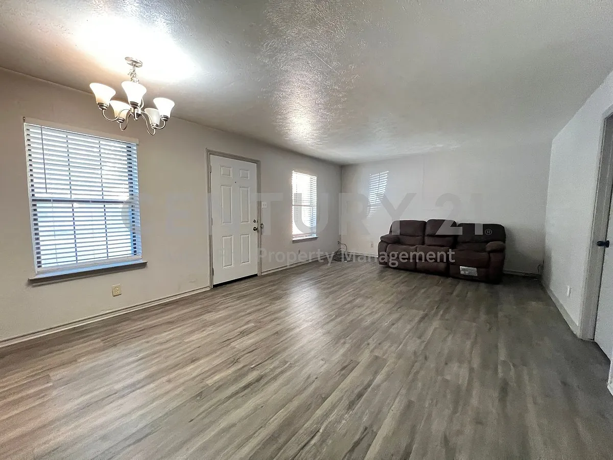 Building Photo - 1108 N Elm St #3