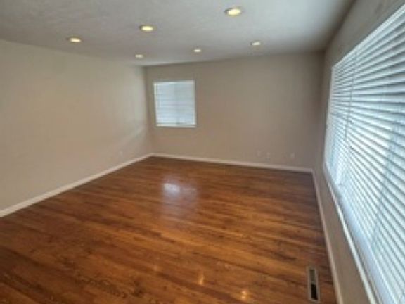 2nd image of 137 Calabasas Rd