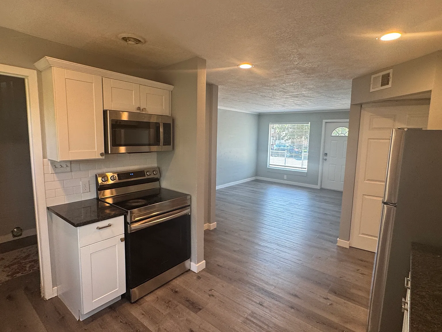 3 bed, 918 sqft, $2,095 — Photo 4