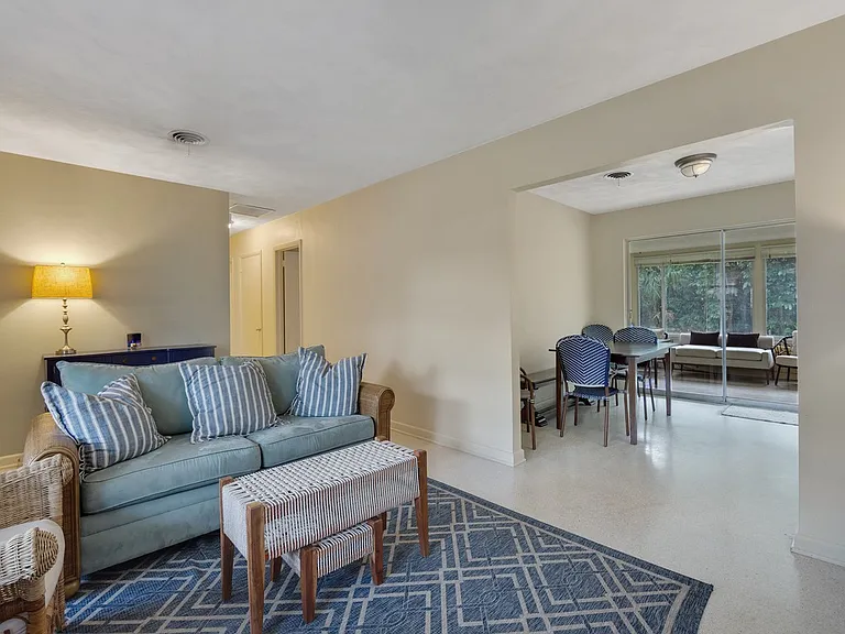 712 Iris Ln — Photo 6