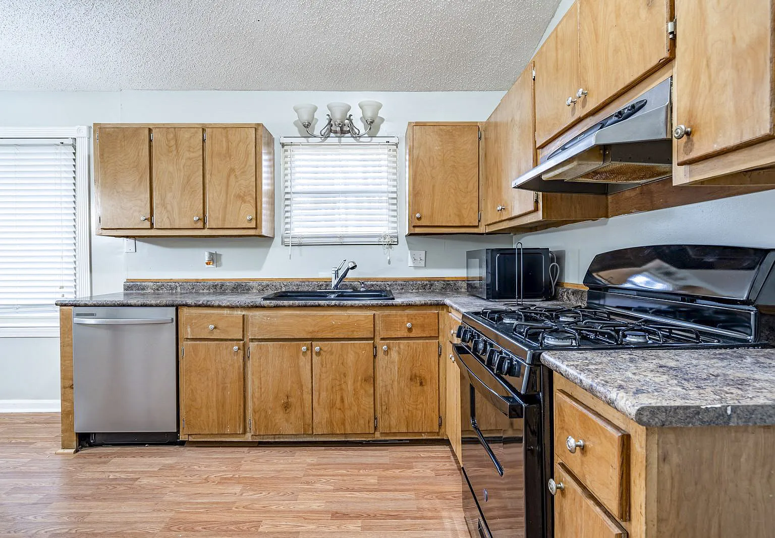 4 bed, 2.0 bath, 1971 sqft, $698 — Photo 4
