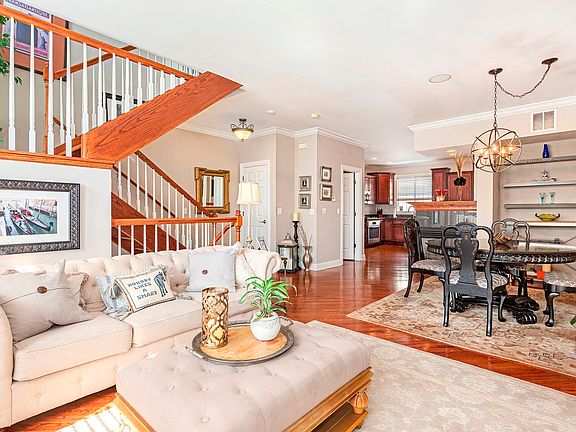 4th image of 934 Shandrew Dr