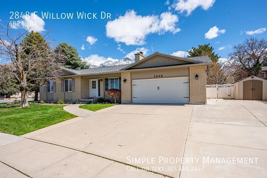 Wonderful and clean 6 BD rambler in Sandy! — Photo 2