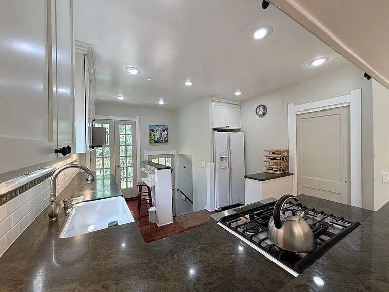 631 Jackson St — Photo 4