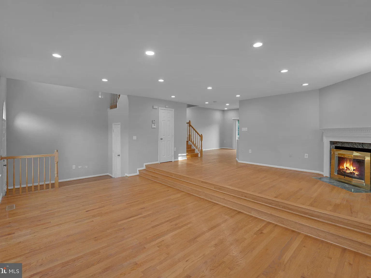 3 bed, 4.0 bath, 1988 sqft, $3,499 — Photo 2