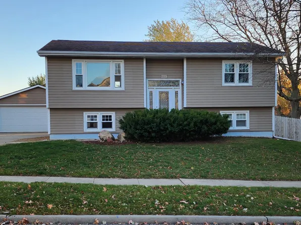 2304 Oxford Ln, Cedar Falls, IA 50613