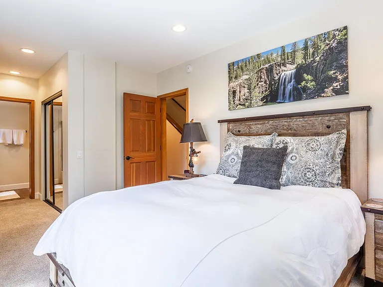Second bedroom with a queen bed
