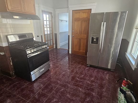 2nd image of 14 Gibson St #3
