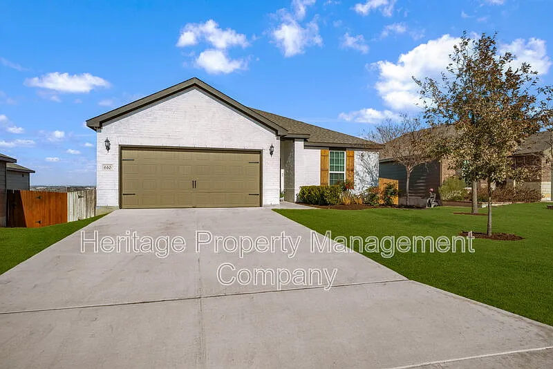 4 bed, 3.0 bath, 1895 sqft, $2,350 — Photo 2