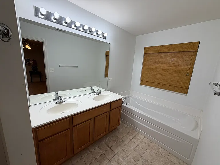 465 Metropolitan St — Photo 8