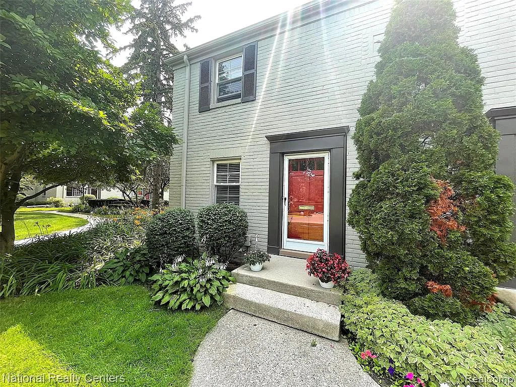 2 bed, 1.0 bath, 1206 sqft, $1,800 — Photo 1