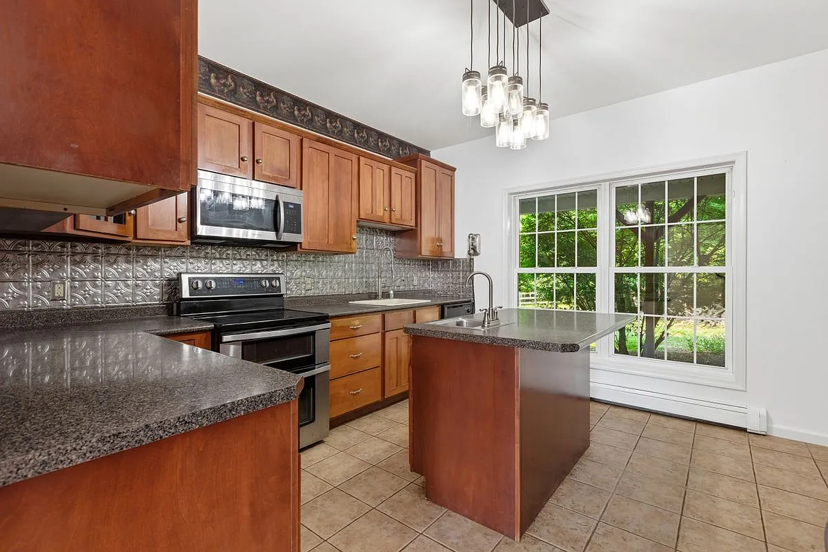 6 bed, 6.0 bath, 5500 sqft, $3,600 — Photo 2
