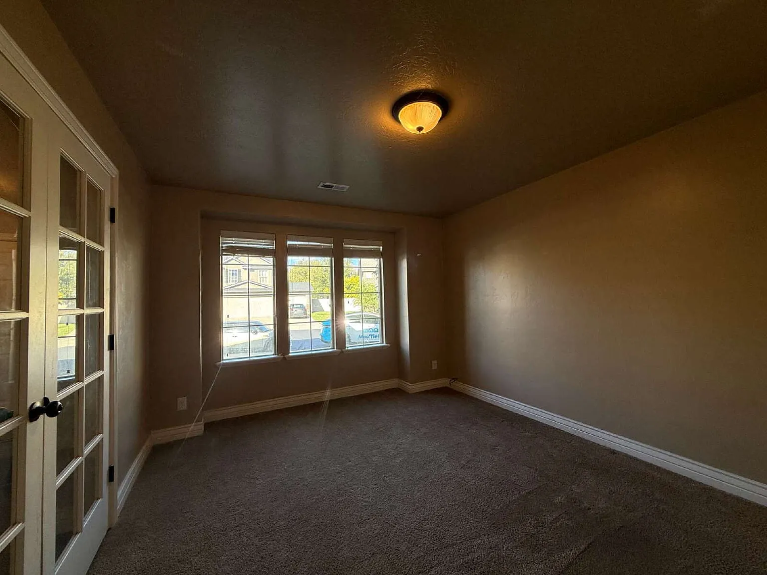 4 bed, 2.5 bath, $3,000 — Photo 2