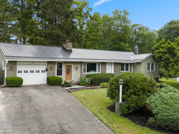 15 Dean St, Montrose, PA 18801