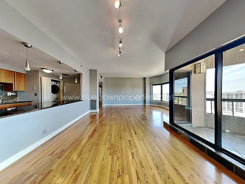 La Tour Condominiums — Photo 4