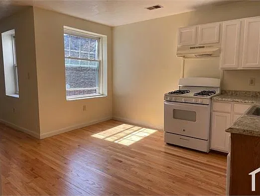 3 bed, 1000 sqft, $3,200 — Photo 2