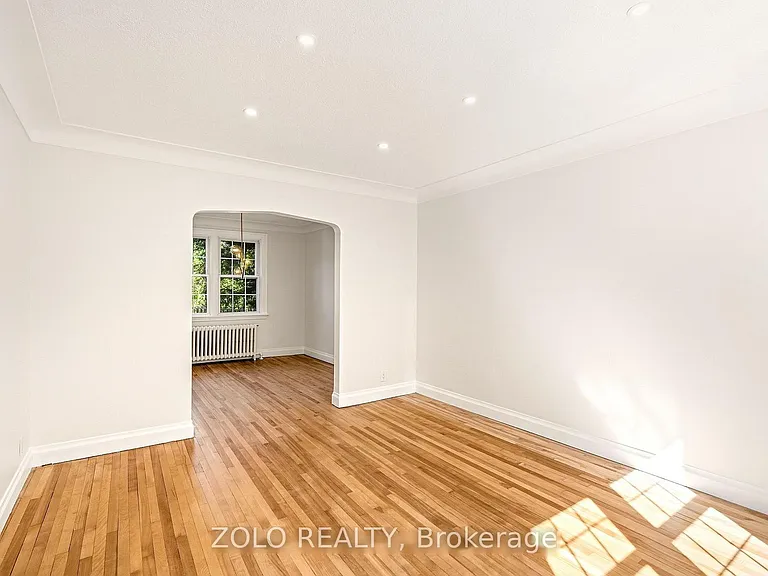 392 Piccadilly Ave N — Photo 7