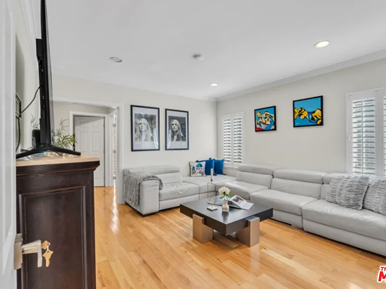 326 N Doheny Dr — Photo 10