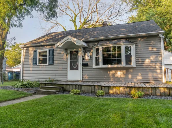 27 Walnut Pkwy, Crown Point, IN 46307
