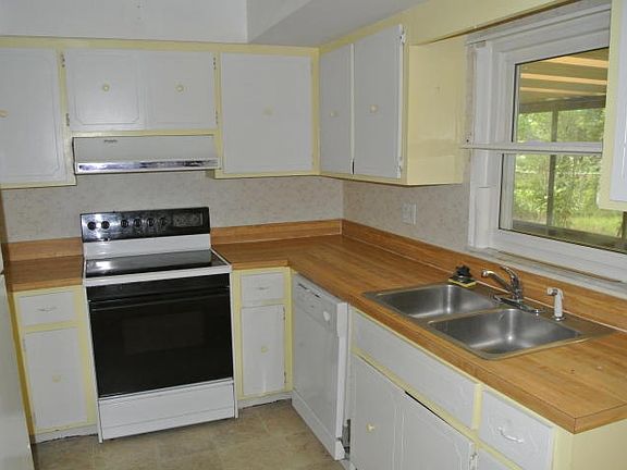 4th image of 442 Marquis St
