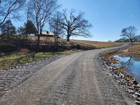4th image of 635 Harvey Pvt Ln