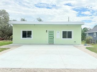 18 Poolside Dr, Rockport, TX 78382