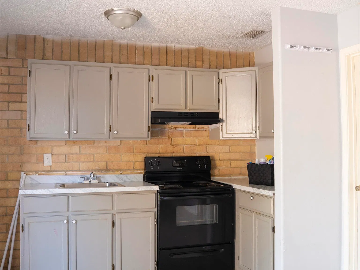 3 bed, 2.0 bath, 994 sqft, $1,000 — Photo 3