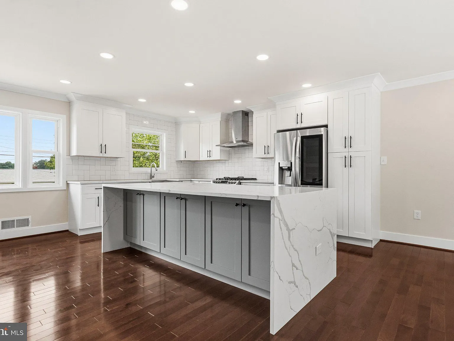 5 bed, 3.0 bath, 2520 sqft, $4,500 — Photo 2