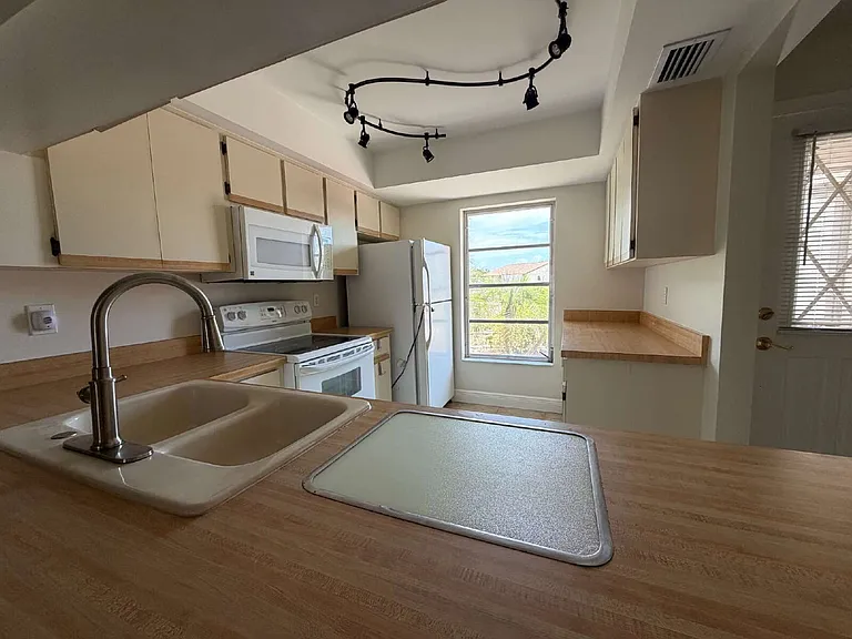 635 Harvey St — Photo 9