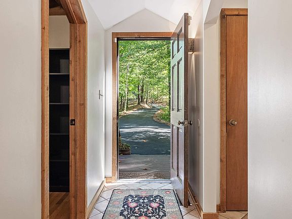 3rd image of 1827 Lake Knowl Dr