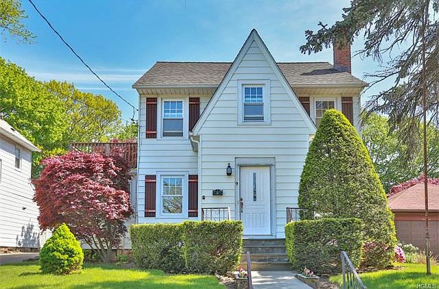 1st image of 9 Cedar Pl