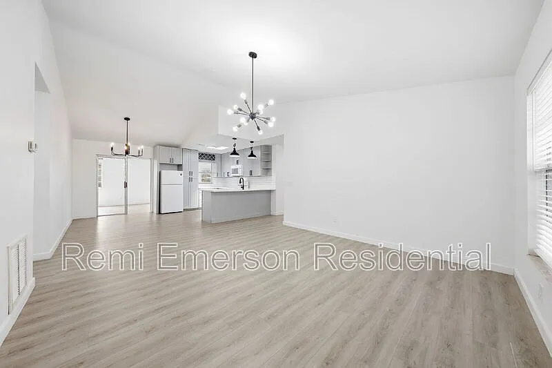5 bed, 3.0 bath, 2500 sqft, $2,600 — Photo 4