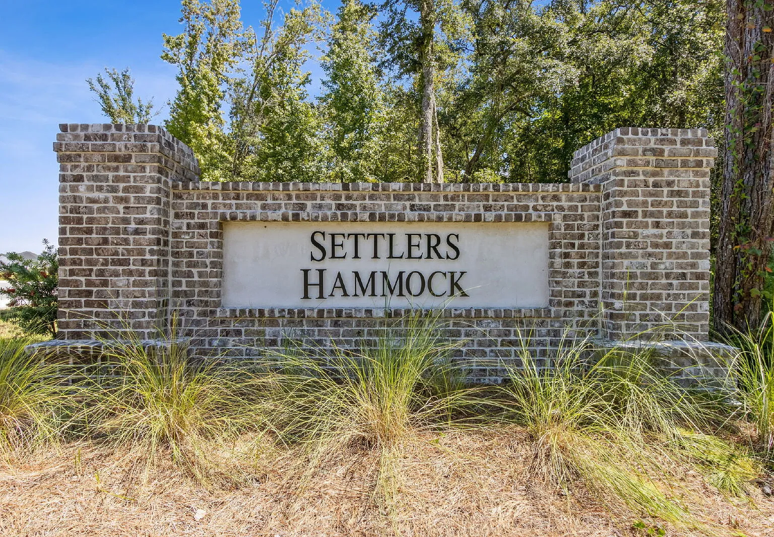 3 bed, 2.0 bath, 1560 sqft, $2,200 — Photo 2